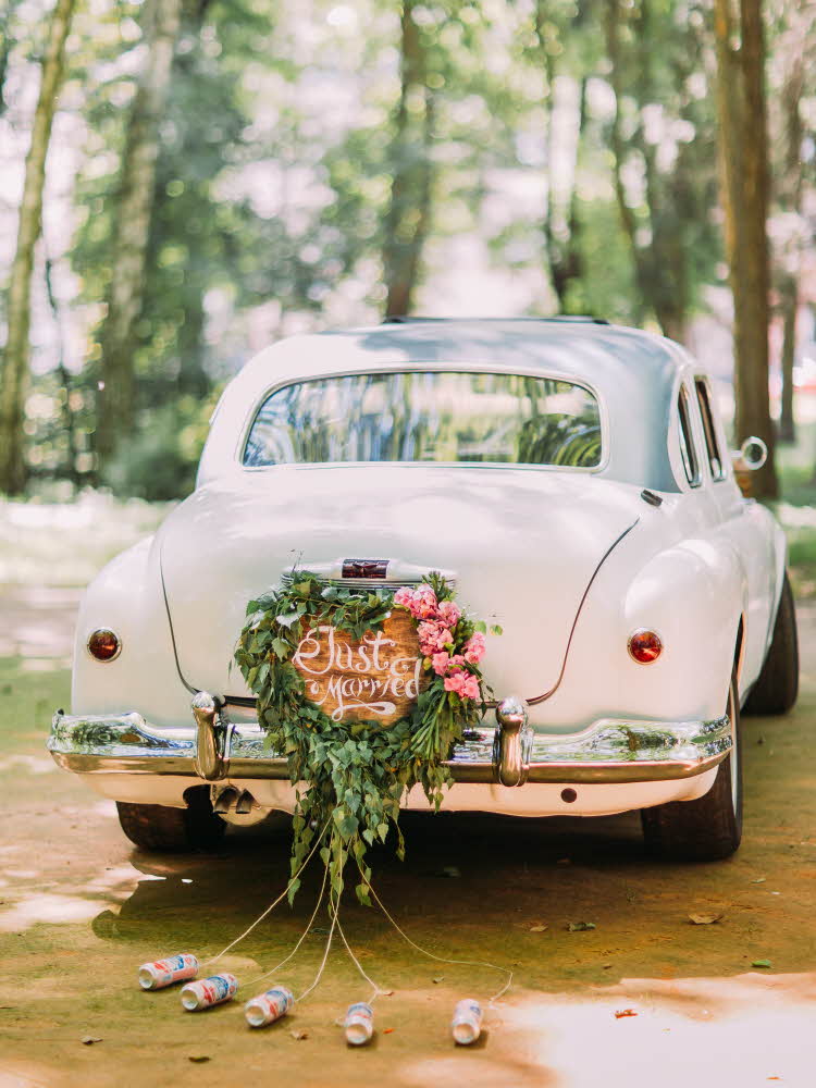 Hvit bil med just married skilt bak