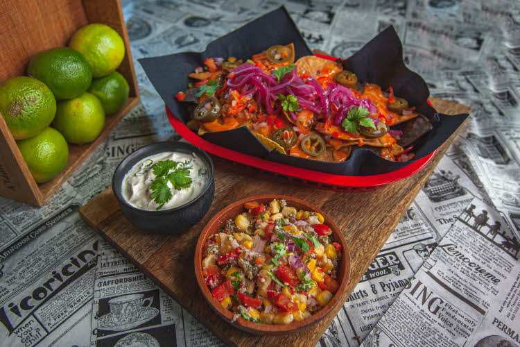 Loades Nachos - Cilli con Carne står på en fjøl