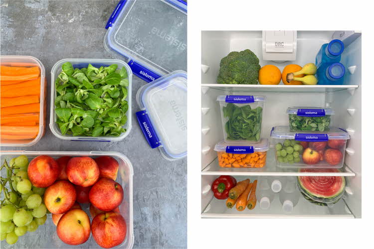 Matoppbevaringsbokser i kjøleskap med mat i. Gjennomsiktige lokk med blå detaljer.