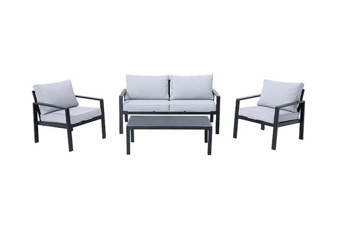 Vejle sofagruppe bestående av to-seters sofa, to stoler og et bord.