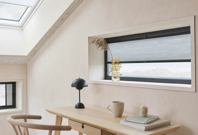 bilde av solskjerm og bord med skol 