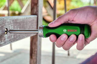 Bosch skrutrekker i bruk på en treoverflate.