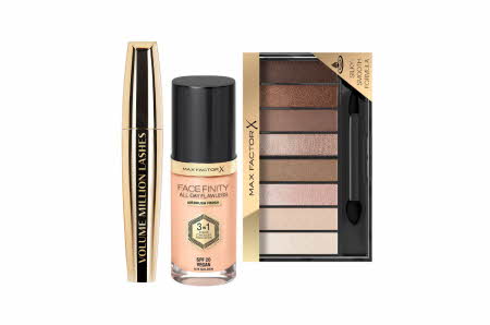 mascara, foundation og øyenskyggepallett 