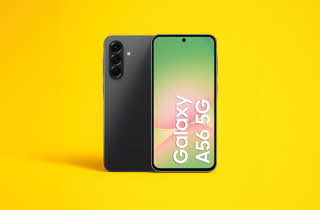Bilde av en Samsung A56 5G på en gul bakgrunn.