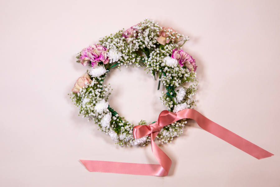 Ta hjälp av vår guide som visar hur du gör en midsommarkrans med ängsblommor eller snittblommor till dig själv eller någon du tycker om. Video finns i artikeln!