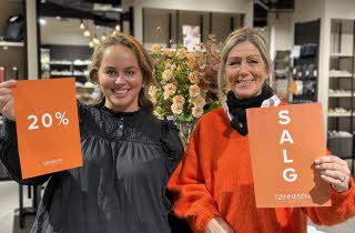 To ansatte hos Tonnessen 1937 viser frem salgsskilt