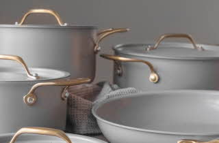 Flere forskjellige gryter og panner fra Modern House sin Sky serie.