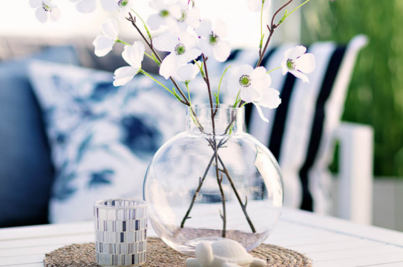 Glassvase med tørkede blomster fra kremmerhuset