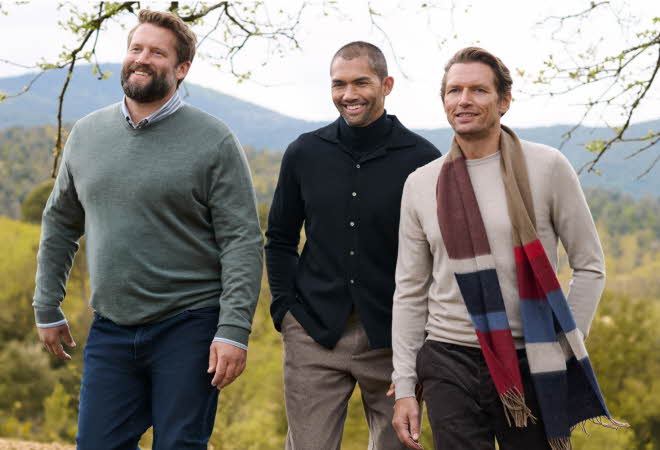 Personer i ullgensere og høstklær på tur utendørs.
