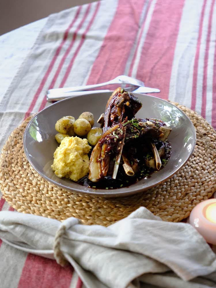 Pinnekjøtt på en tallerken, laget med produkter fra Olivenlunden