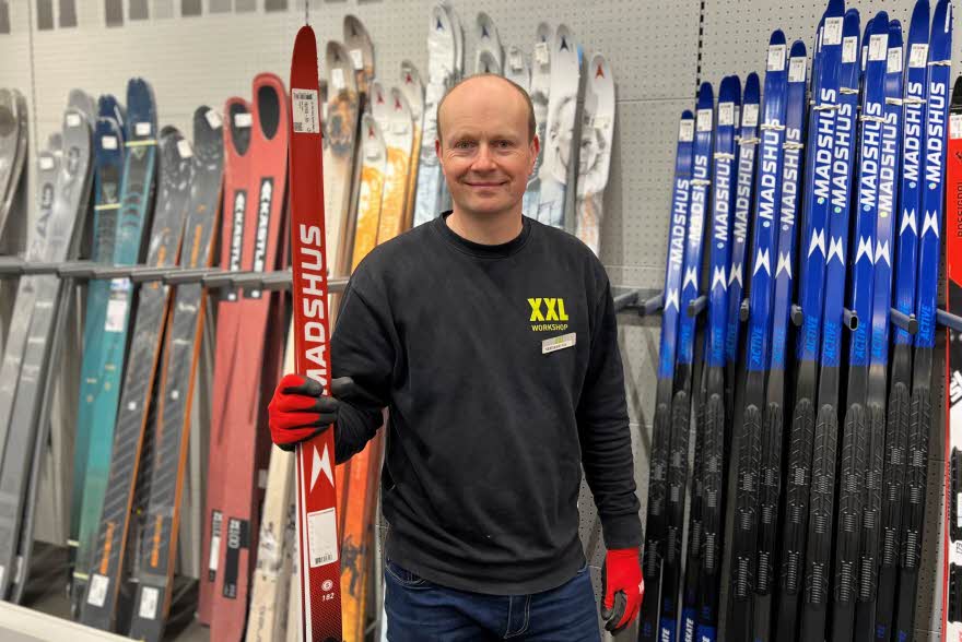 Bilde av Kestas på XXL foran skihylla med et par ski i hånda