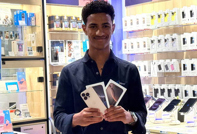 Mann holder Apple iPhone mobiltelefoner fra Telenorbutikken