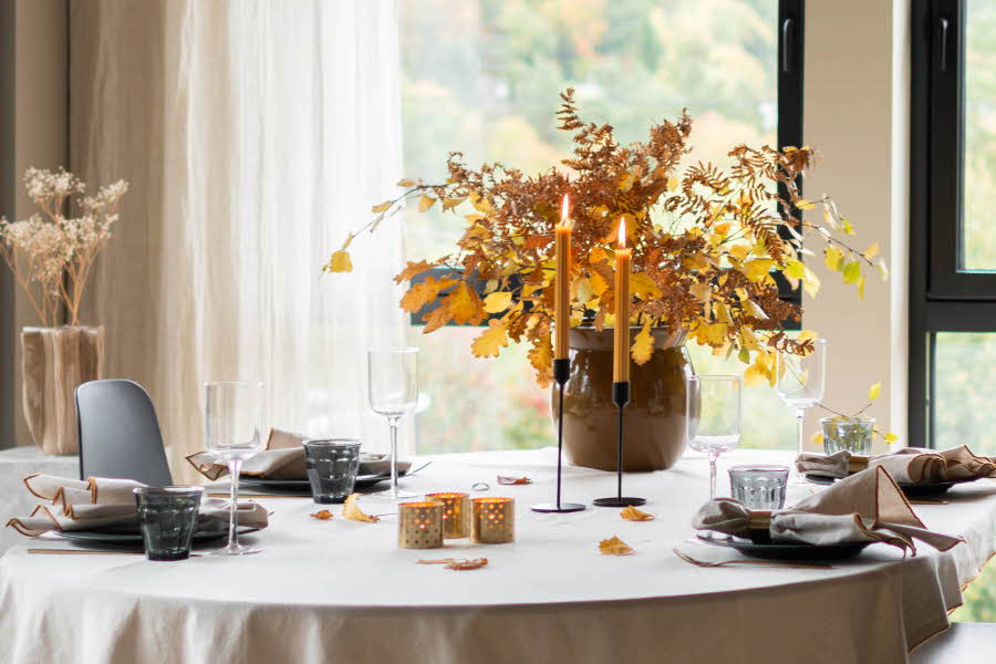 Samle familie og venner rundt et bord pyntet i sesongens fineste farger. Sett stemningen med levende lys og vakkert høstløv.
