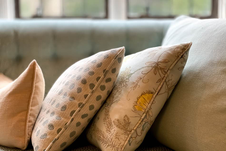 Nærbilde av puter med mønster og prikker