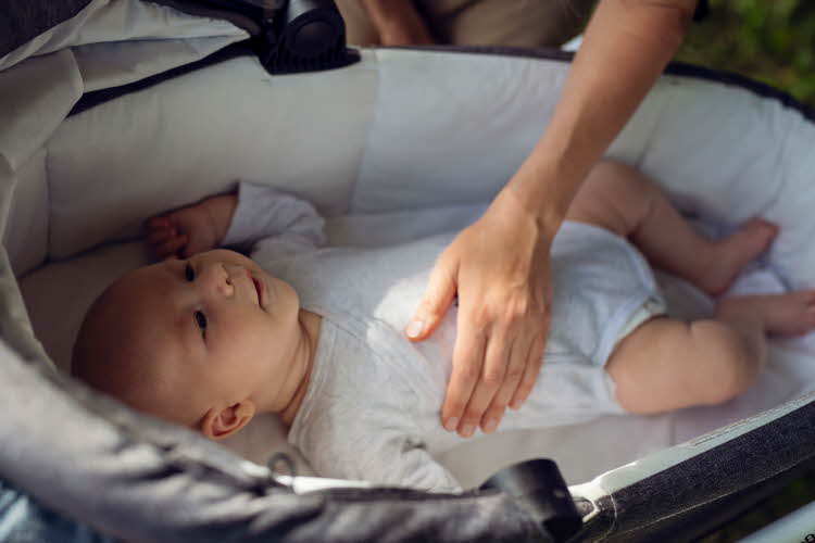 Baby i barnevogn med body