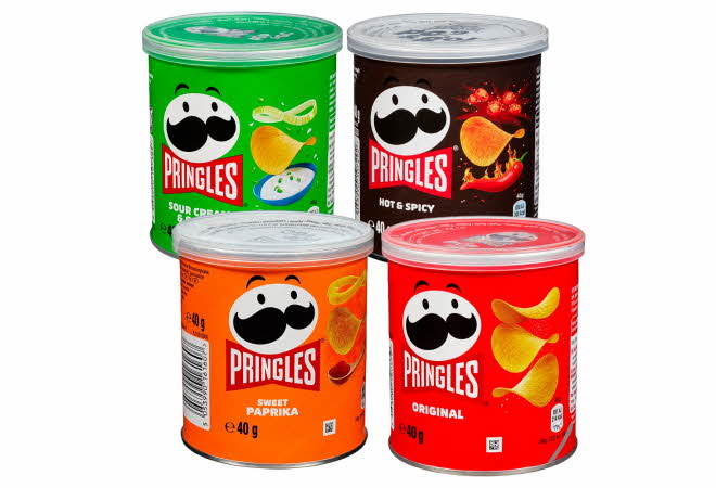 Fire forskjellige små Pringles bokser.