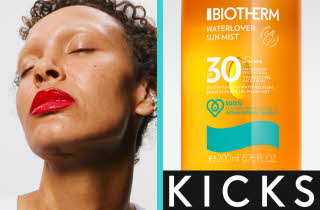 Nærbilde av en kvinne som lener ansiktet tilbake mot et lys, og en solkrem fra Biotherm