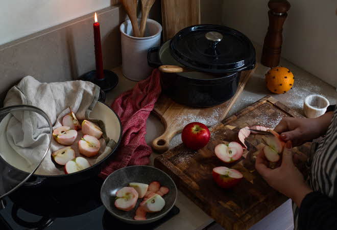 bilde av epler og kjøkken redskap