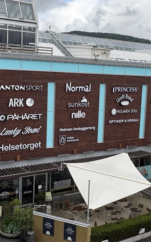 Holmen Senter fasade, med butikklogoer på forsiden