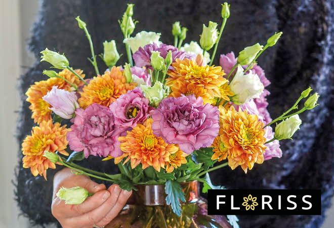 En fargerik blomsterbukett.