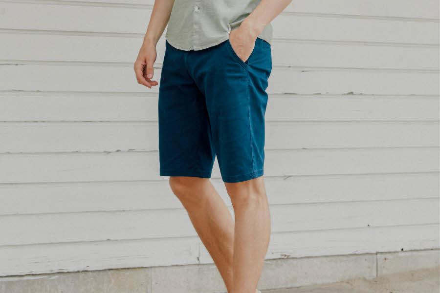 Mann i blå shorts