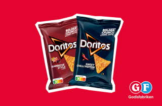 To poser med Doritos med forskjellige smaker