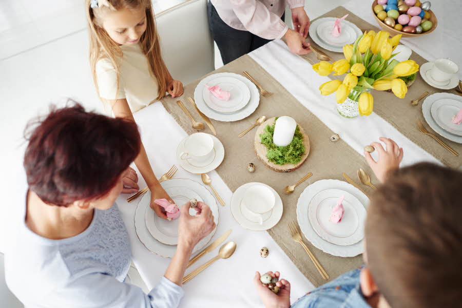 Familie som spiser frokost under påsken