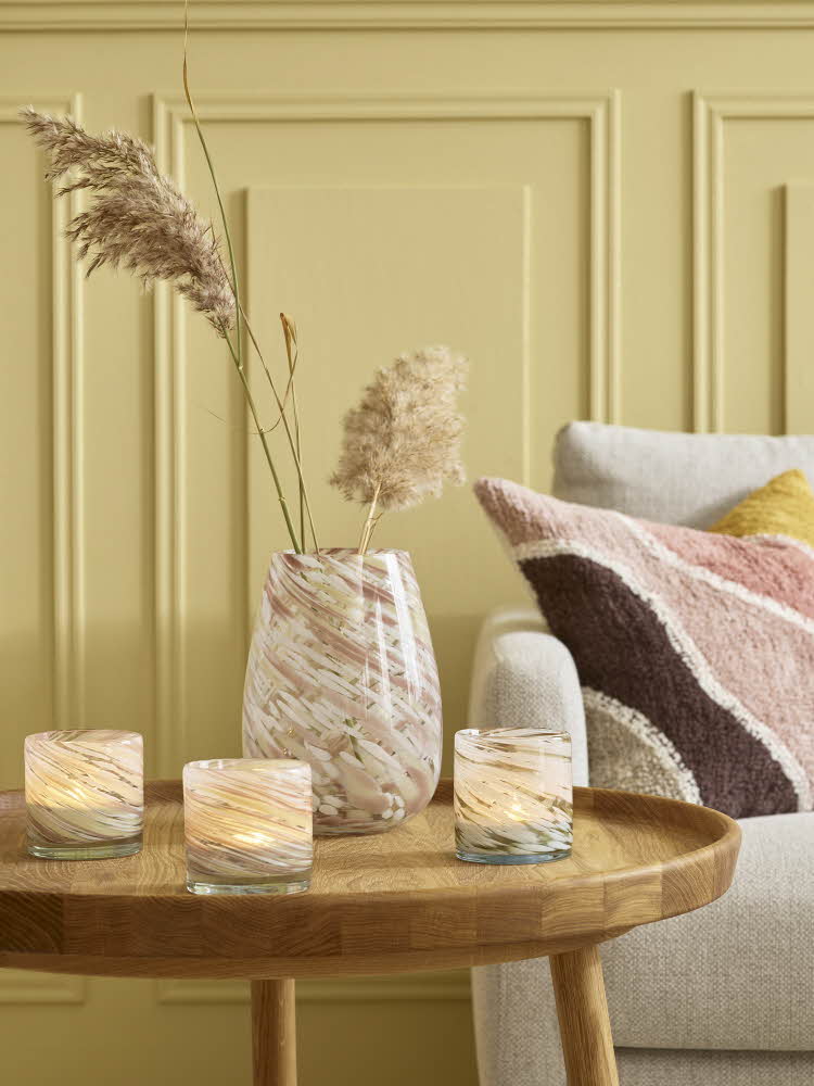 Sidebord med lys og vase