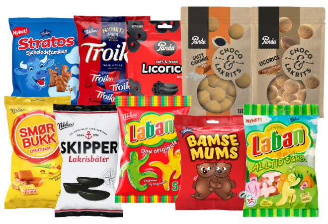 Flere poser med norsk godteri, inkludert sjokolade, lakris, karameller og seigmenn fra ulike merker.