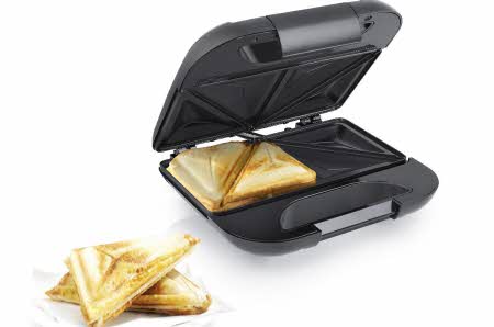 Et toastjern med en toast i, samt en ferdig toast ved siden av