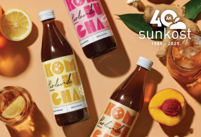 Tre flasker kombucha med frukt og ingefær.