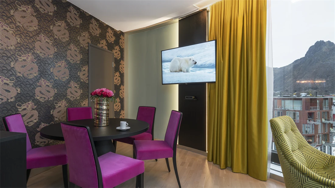 sitteplasser og tv på suite på Thon Hotel Lofoten