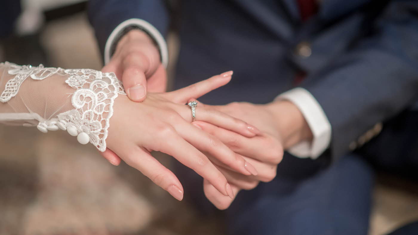 Brudgommen setter ring på brudens finger