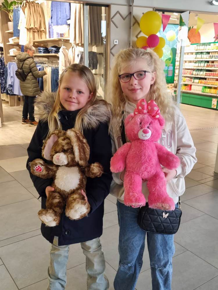 to jenter som holder hver sin bamse
