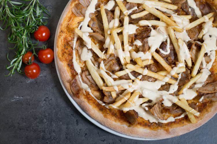 Kebab pizza med pommes frites og dressing på