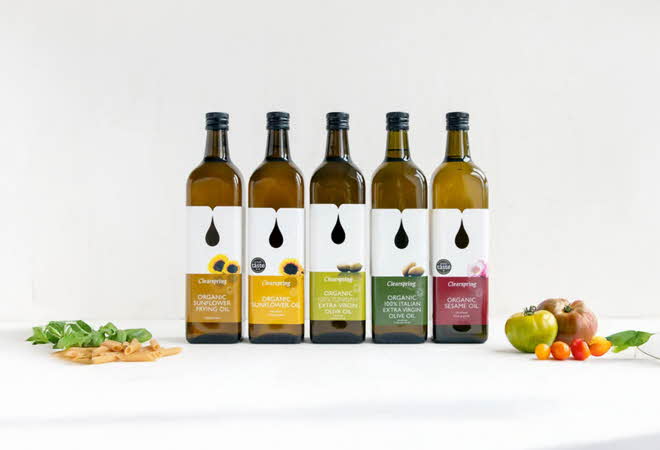 Fem flasker Clearspring økologiske oljer.