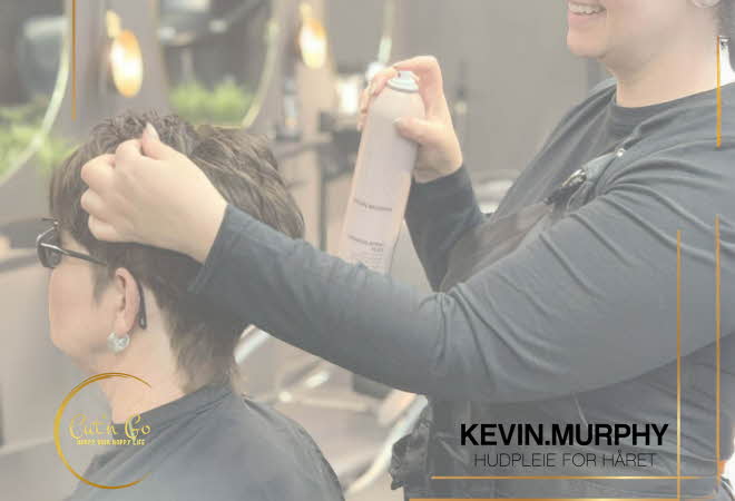 frisør som holder en Flex spray fra Kevin Murphy
