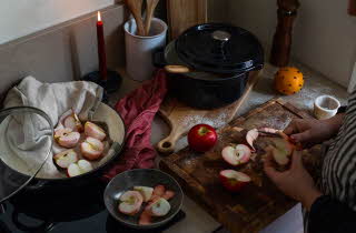 bilde av epler og kjøkken redskap