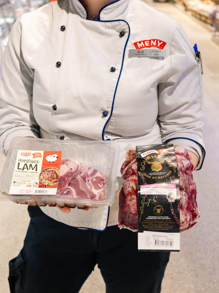 dame holder frem lammekjøtt