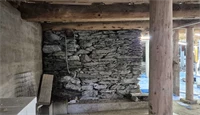 Gammel steinvegg inne i Kjøpmannsgata 15 i Trondheim som skal bli endevegg i delt møterom.