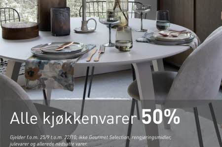 En dekket bord med stoler rundt og tekst "alle kjøkkenvarer 50%"