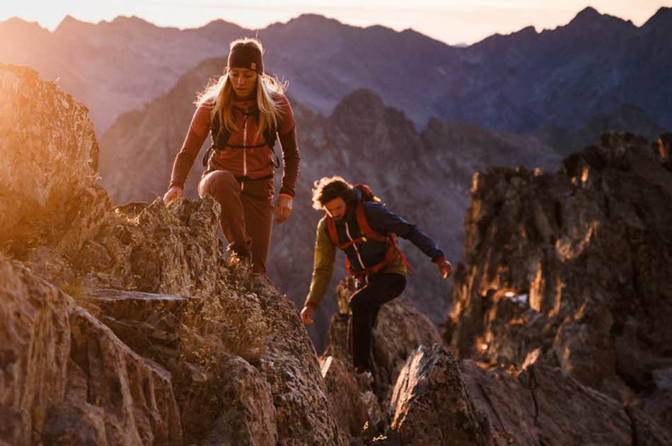 to personer som klatrer opp ett fjell med utstyr fra Sport 1