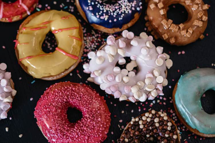 Donuts med fargerik glasur