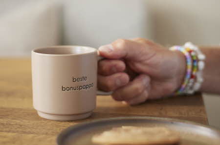 mann som holder en kaffekopp med teksten "beste bonuspappa"