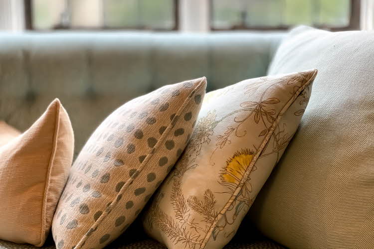 Nærbilde av puter med mønster og prikker