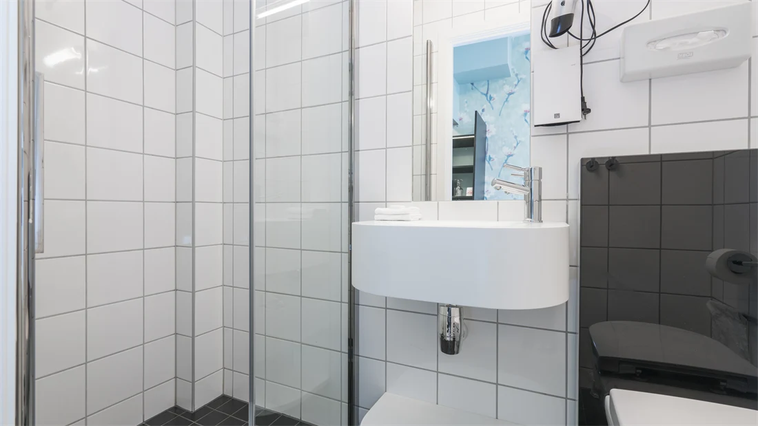 Bad med dusj i litet enkeltrom på Thon Hotel Nidaros