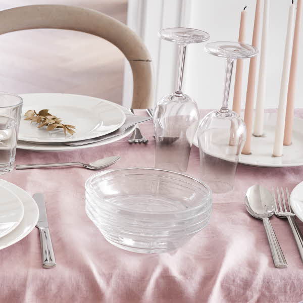 bestikk, servise og glass på et spisebord