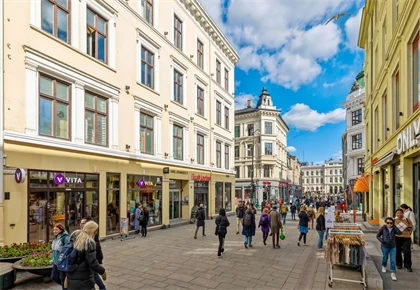Gågaten Karl Johans gate i Oslo 