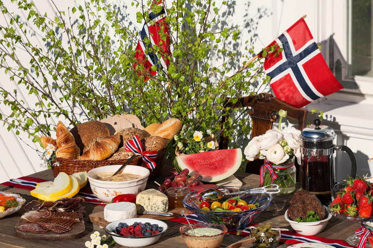 Bord med flagg, bjørk, bær, pålegg og brød