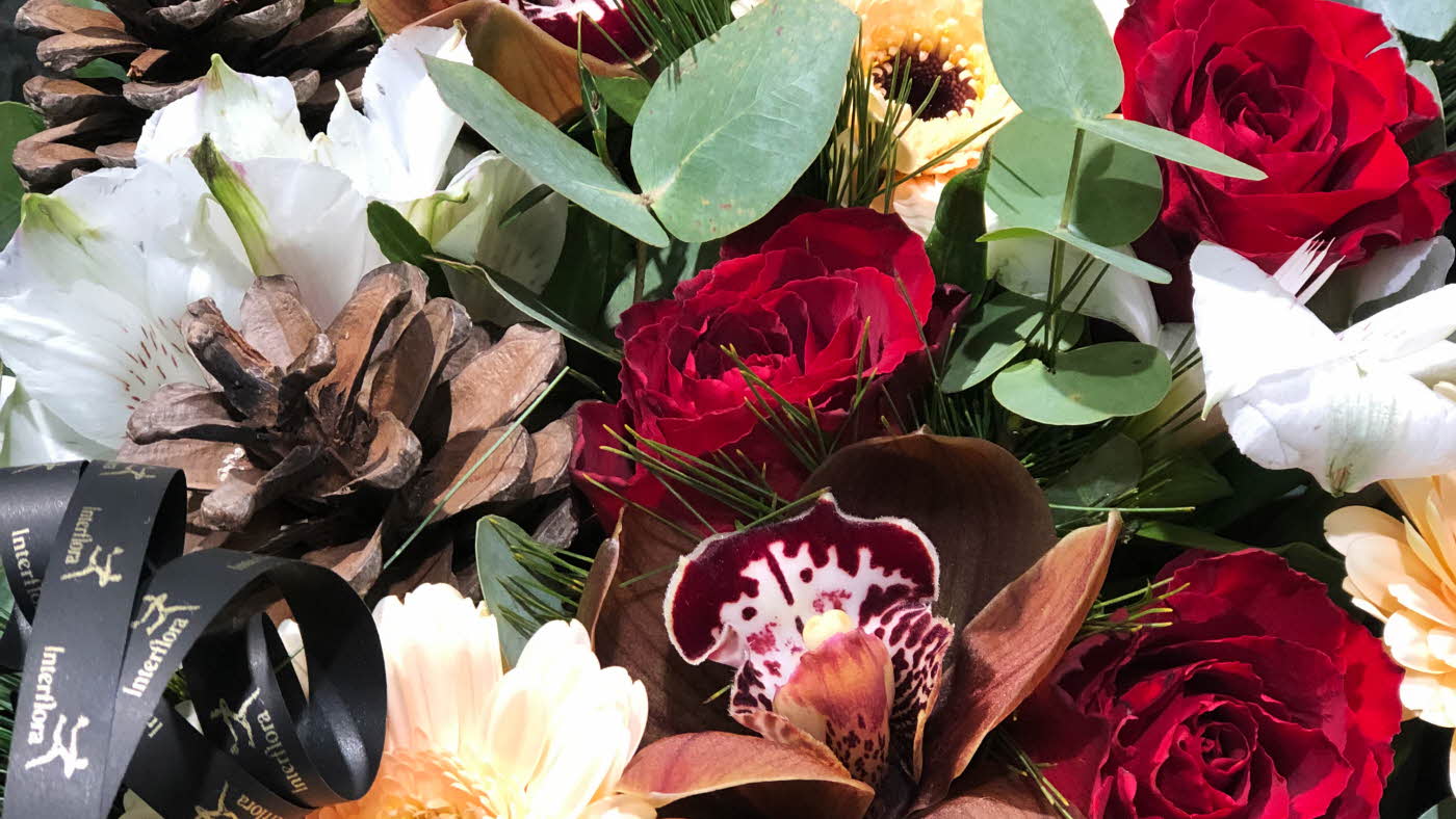 Blomsterbukket bundet fint sammen